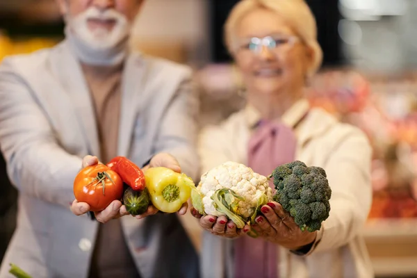 Fokus Selektif Pada Tangan Senior Yang Memegang Sayuran Segar Supermarket — Stok Foto
