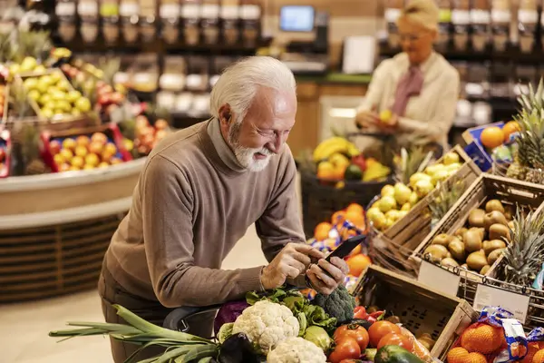 Uomo Anziano Appoggia Carrello Della Spesa Pieno Generi Alimentari Supermercato — Foto Stock