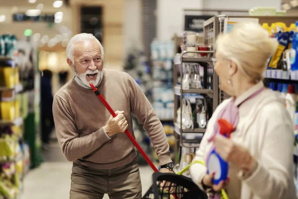 Homem Idoso Brincalhão Está Cantando Com Esfregona Supermercado Divertindo Com — Fotografia de Stock