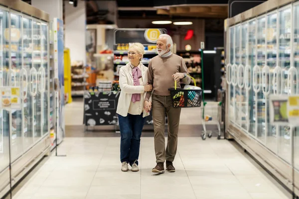 Wesoła Para Seniorów Spaceruje Supermarkecie Wybiera Produkty Lodówki — Zdjęcie stockowe