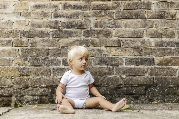 Een Baby Voor Een Rustieke Stenen Muur Een Kind Met — Stockfoto