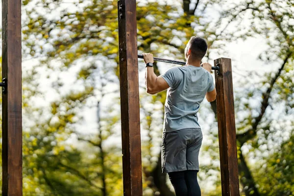 Passform Stark Bodybuilder Gör Övningar Naturen Utomhus Gym — Stockfoto
