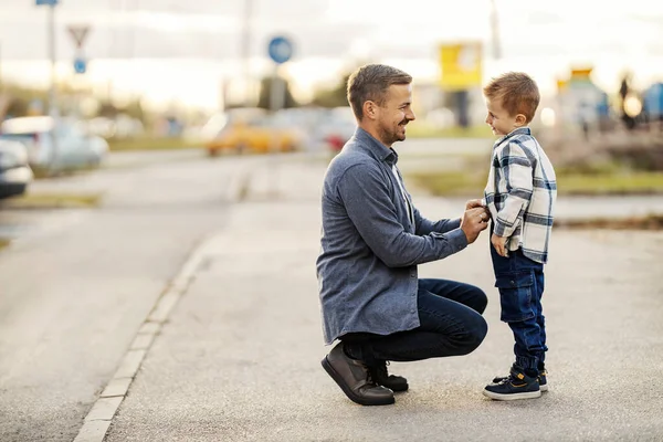 Pai Amoroso Está Arrumando Seu Filho Bonito Enquanto Está Rua — Fotografia de Stock