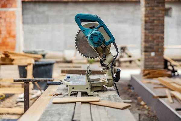 Een Snijmachine Voor Het Snijden Van Houten Materiaal Bouwplaats — Stockfoto