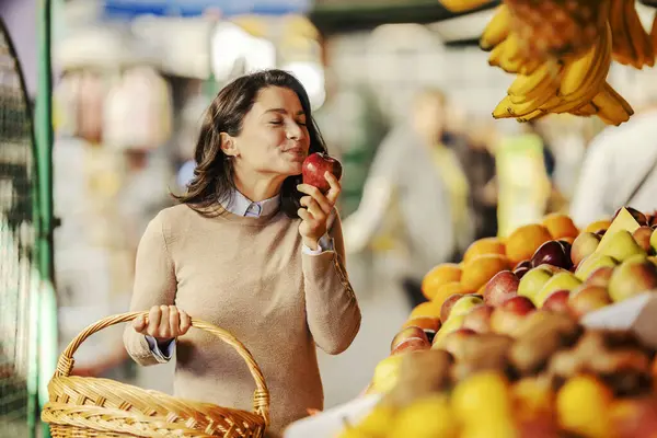 Woman Farmers Market Smelling Organic Raw Apple — Stock Photo, Image