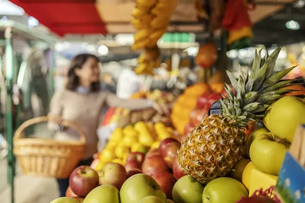 Verse Biologische Appels Ananas Stand Marktplaats Met Een Wazige Koper — Stockfoto