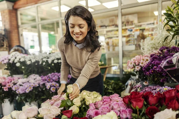 Счастливая Женщина Покупает Цветы Местном Рынке — стоковое фото