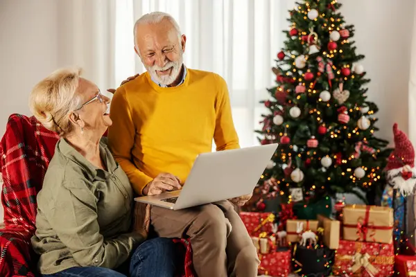 Счастливая Пожилая Пара Сидит Дома Использует Ноутбук Рождество Новый Год — стоковое фото