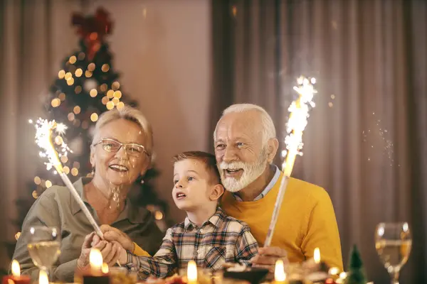 一家人欢欢喜喜地在家里燃放焰火庆祝圣诞节和新年前夕 — 图库照片