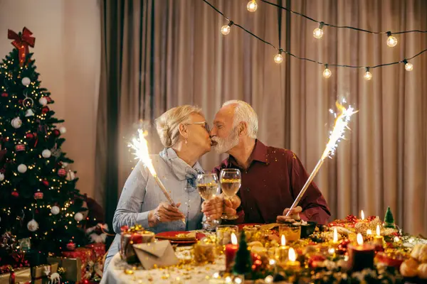 Ett Kärleksfullt Äldre Par Kysser Och Skålar Med Vin Samtidigt — Stockfoto