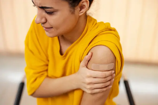 Female Patient Sitting Hospital Holding Painful Shoulder Getting Injection Cure — Stock Photo, Image