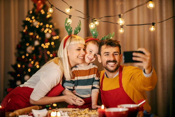 Glad Familj Tar Selfies Hemma Jul Och Nyårsafton Medan Gör — Stockfoto