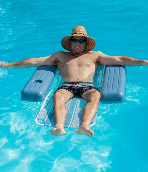 Mladý Pohledný Muž Sedí Plovoucí Židli Bazénu Jasném Slunečném Letním — Stock fotografie