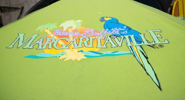 Jimmy Buffett 'ın margarita logosu plaj şemsiyesinde.
