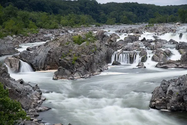 Virginia 'daki Great Falls, dalgalı suların ve güçlü şelalelerin olduğu, doğanın dingin güzellikleriyle çevrili bir yerdir. Nehir manzara boyunca akar, seyahat fotoğrafı için mükemmel bir ortam sunar.