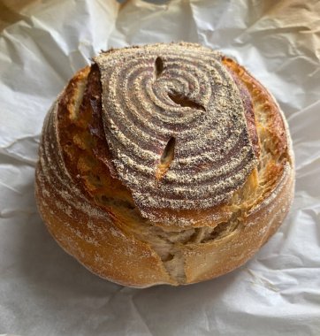 Bir parça kağıt üzerinde yuvarlak, ekşi ekşi ekmek.