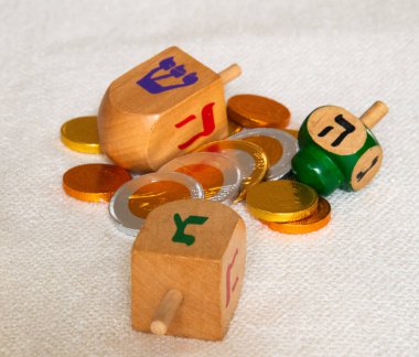 Yahudi bayramını kutlamak için ahşap süsler ve çikolatalı jöle.