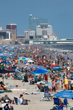 Atlantic City 'nin kalabalık yaz plajlarında arka planda kumarhaneler görülebilir.
