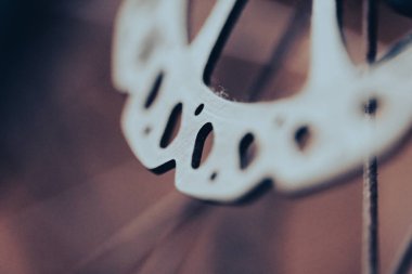 Motosiklet ya da bisiklet kırma tekerleği görüntüsünü kapat. Yaratıcı soyut fotoğrafçılık. Makro metalik atış