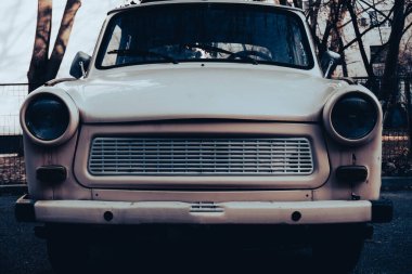 Eski model paslı trabant araba. Antika Alman retro otomobili. Klasik komünist tarihi araç.