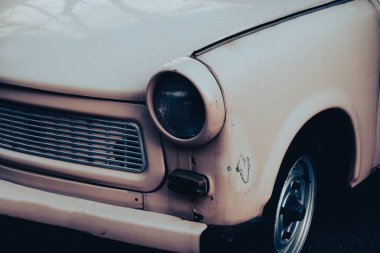Eski model paslı trabant araba. Antika Alman retro otomobili. Klasik komünist tarihi araç.
