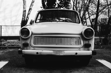 Eski model paslı trabant araba. Antika Alman retro otomobili. Klasik komünist tarihi araç.