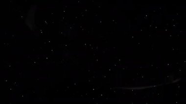 Soyut yıldız dijital görsel animasyon. Başlıklarda, sunumlarda veya VJ kullanımında kullanmak için ideal döngüsüz renksiz geometrik patlayıcı etkisi görüntüsü. 