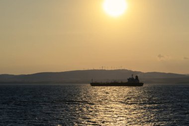 Kargo gemisi denizde. Toptan taşıyıcı. Gün batımında kuru kargo gemisi. Altın saat.