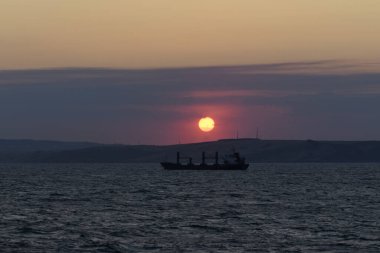 Kargo gemisi denizde. Toptan taşıyıcı. Gün batımında kuru kargo gemisi.