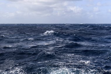 Güzel deniz manzarası. Dalgalar, bulutlar ve güzel ışıklandırmalı gökyüzü. Fırtınalı deniz, kötü hava. Gale. Dalgalı deniz. Beaufort ölçeği 6.