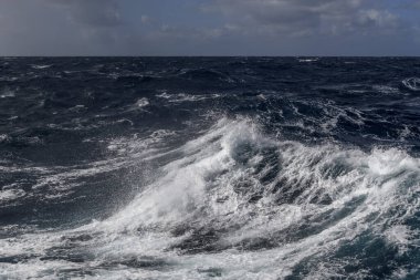 Güzel deniz manzarası. Dalgalar, bulutlar ve güzel ışıklandırmalı gökyüzü. Fırtınalı deniz, kötü hava. Gale. Dalgalı deniz. Beaufort ölçeği 6.