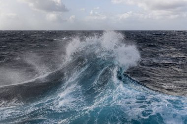 Güzel ışıklandırmalı büyük dalgalar. Fırtınalı deniz, kötü hava. Gale. Dalgalı deniz. Beaufort ölçeği 6.