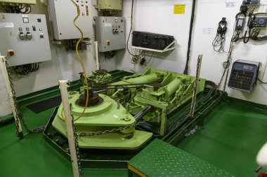 Direksiyon takımı. Dümen makinesi. Hidrolik pompa. Denizci motoru. Büyük bir geminin dümen odası..