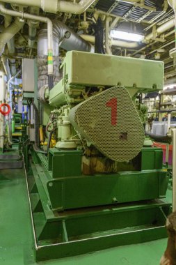 Denizci motoru. Dizel jeneratör. Makine dairesi içi..