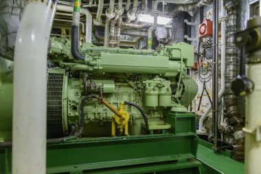 Denizci motoru. Dizel jeneratör. Makine dairesi içi..