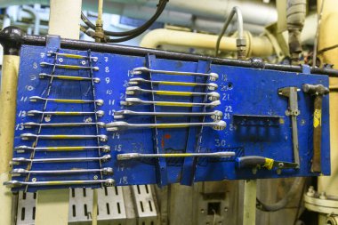 Alet tahtası teknede. Spanners. Makine dairesi içi..