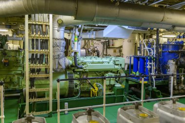 Denizci motoru. Dizel jeneratör. Makine dairesi içi..