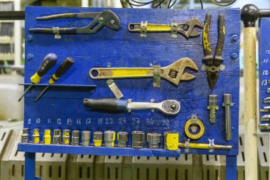 Alet tahtası teknede. Spanners. Makine dairesi içi..