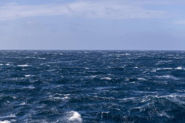 Güzel deniz manzarası. Dalgalar, bulutlar ve güzel ışıklandırmalı gökyüzü. Fırtınalı deniz, kötü hava. Gale. Dalgalı deniz.