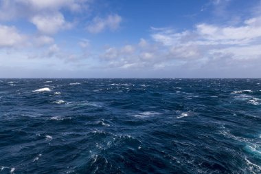 Güzel deniz manzarası. Dalgalar, bulutlar ve güzel ışıklandırmalı gökyüzü. Fırtınalı deniz, kötü hava. Gale. Dalgalı deniz.