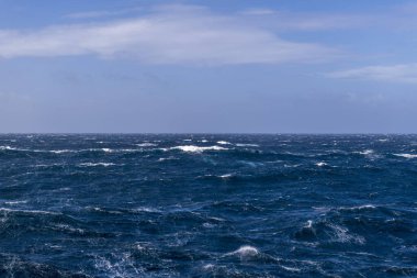 Güzel deniz manzarası. Dalgalar, bulutlar ve güzel ışıklandırmalı gökyüzü. Fırtınalı deniz, kötü hava. Gale. Dalgalı deniz.