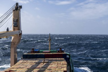 Güzel deniz manzarası. Dalgalar, bulutlar ve güzel ışıklandırmalı gökyüzü. Fırtınalı deniz, kötü hava. Gale. Dalgalı deniz.