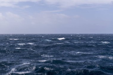 Güzel deniz manzarası. Dalgalar, bulutlar ve güzel ışıklandırmalı gökyüzü. Fırtınalı deniz, kötü hava. Gale. Dalgalı deniz.