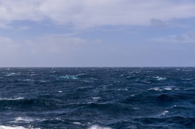 Güzel deniz manzarası. Dalgalar, bulutlar ve güzel ışıklandırmalı gökyüzü. Fırtınalı deniz, kötü hava. Gale. Dalgalı deniz.