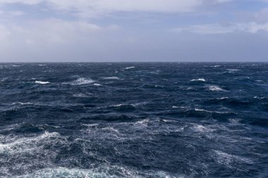 Güzel deniz manzarası. Dalgalar, bulutlar ve güzel ışıklandırmalı gökyüzü. Fırtınalı deniz, kötü hava. Gale. Dalgalı deniz.
