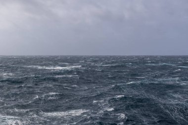 Güzel deniz manzarası. Dalgalar, bulutlar ve güzel ışıklandırmalı gökyüzü. Fırtınalı deniz, kötü hava. Gale. Dalgalı deniz.