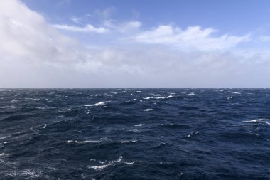 Güzel deniz manzarası. Dalgalar, bulutlar ve güzel ışıklandırmalı gökyüzü. Fırtınalı deniz, kötü hava. Gale. Dalgalı deniz.