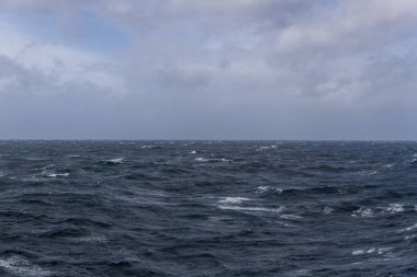Güzel deniz manzarası. Dalgalar, bulutlar ve güzel ışıklandırmalı gökyüzü. Fırtınalı deniz, kötü hava. Gale. Dalgalı deniz.