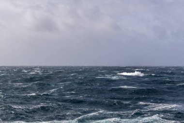 Güzel deniz manzarası. Dalgalar, bulutlar ve güzel ışıklandırmalı gökyüzü. Fırtınalı deniz, kötü hava. Gale. Dalgalı deniz.