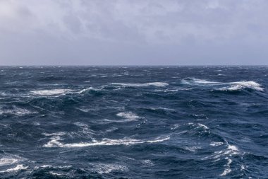 Güzel deniz manzarası. Dalgalar, bulutlar ve güzel ışıklandırmalı gökyüzü. Fırtınalı deniz, kötü hava. Gale. Dalgalı deniz.